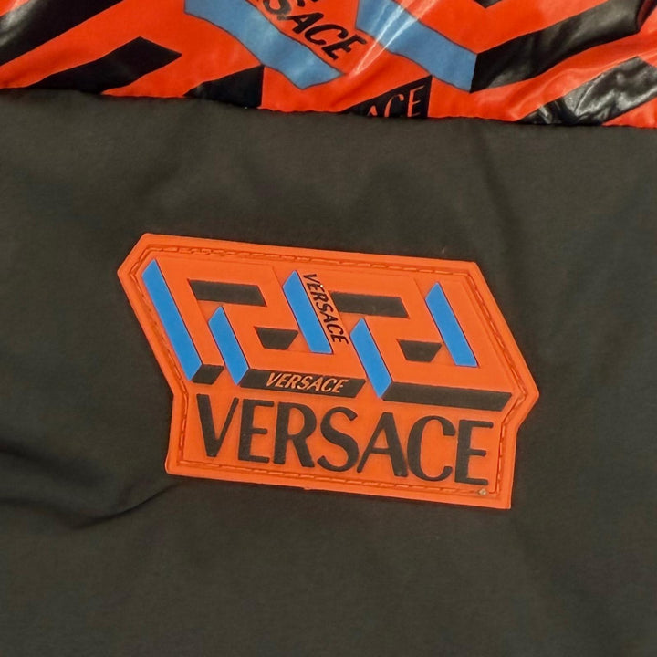 美品☆VERSACE ヴェルサーチ 2021年製 1001397 メデューサボタン フード付 ダウンジャケット レッド系 ブラック 38 イタリア製 正規品