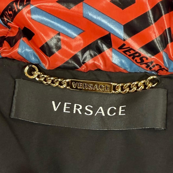 美品☆VERSACE ヴェルサーチ 2021年製 1001397 メデューサボタン フード付 ダウンジャケット レッド系 ブラック 38 イタリア製 正規品