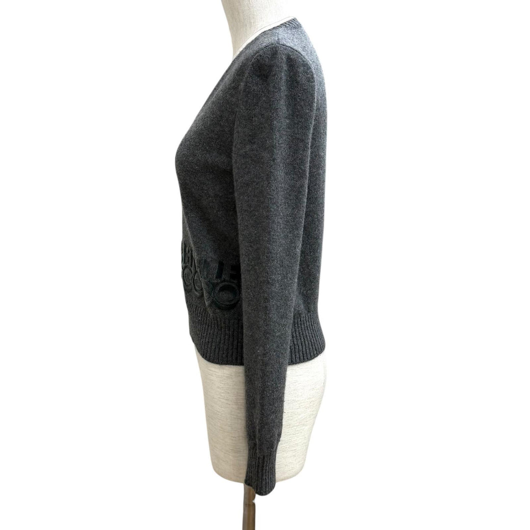 極美品★CHANEL シャネル P57351 カシミヤ100% ココマークプレート付 GABRIELLE COCO Vネック 長袖 ニット グレー 34 イタリア製 正規品