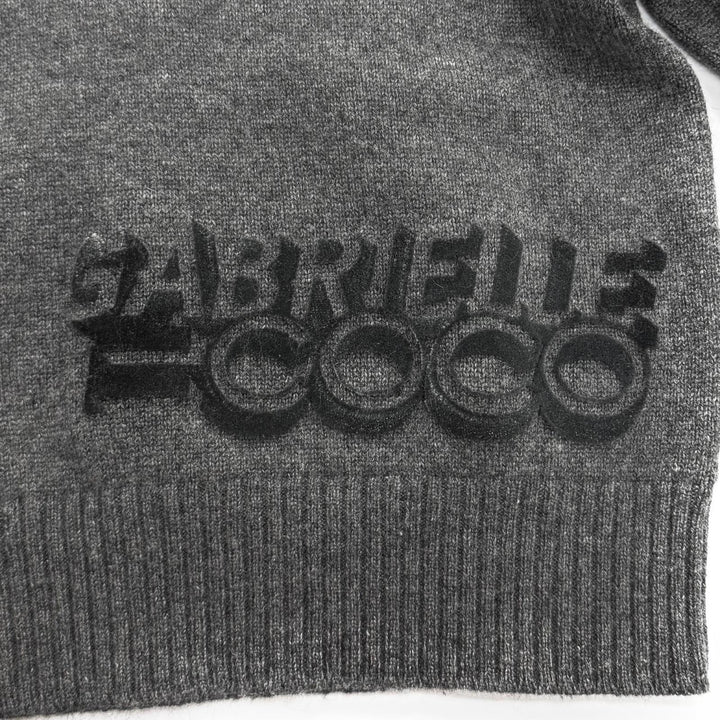 極美品★CHANEL シャネル P57351 カシミヤ100% ココマークプレート付 GABRIELLE COCO Vネック 長袖 ニット グレー 34 イタリア製 正規品