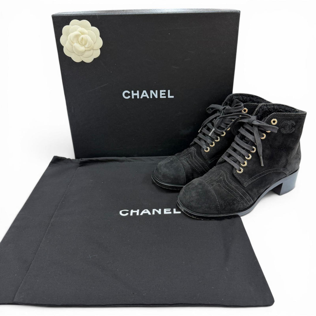 美品☆CHANEL シャネル G33855 ココマーク刺繡 ムートンブーツ アンクルブーツ ブラック 35 イタリア製 レディース 箱・保存袋付き