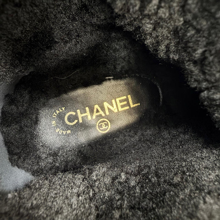 美品☆CHANEL シャネル G33855 ココマーク刺繡 ムートンブーツ アンクルブーツ ブラック 35 イタリア製 レディース 箱・保存袋付き