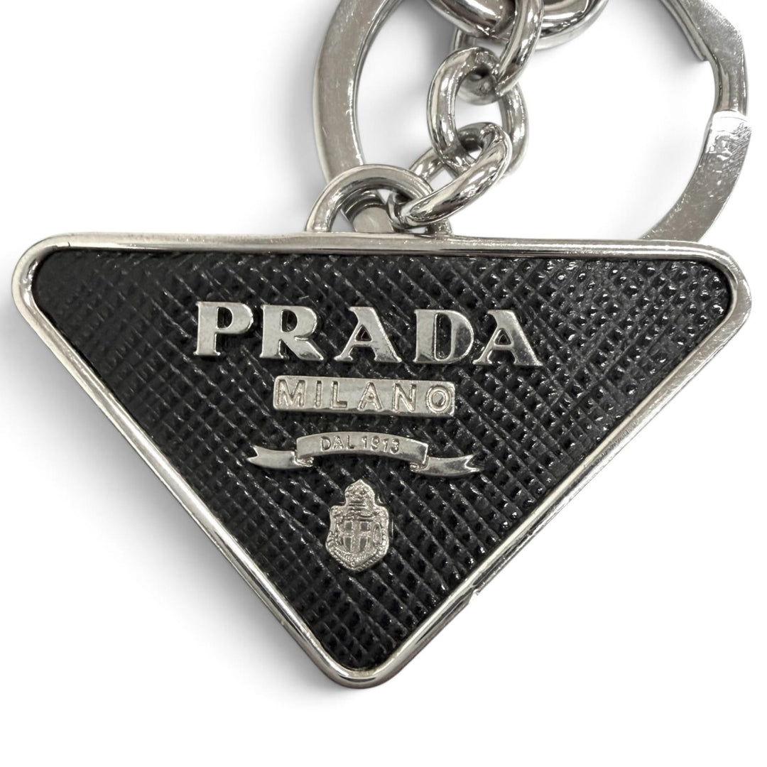 良品□PRADA プラダ トライアングルロゴ 三角プレート バッグチャーム キーホルダー シルバー ブラック メンズ レディース オススメ