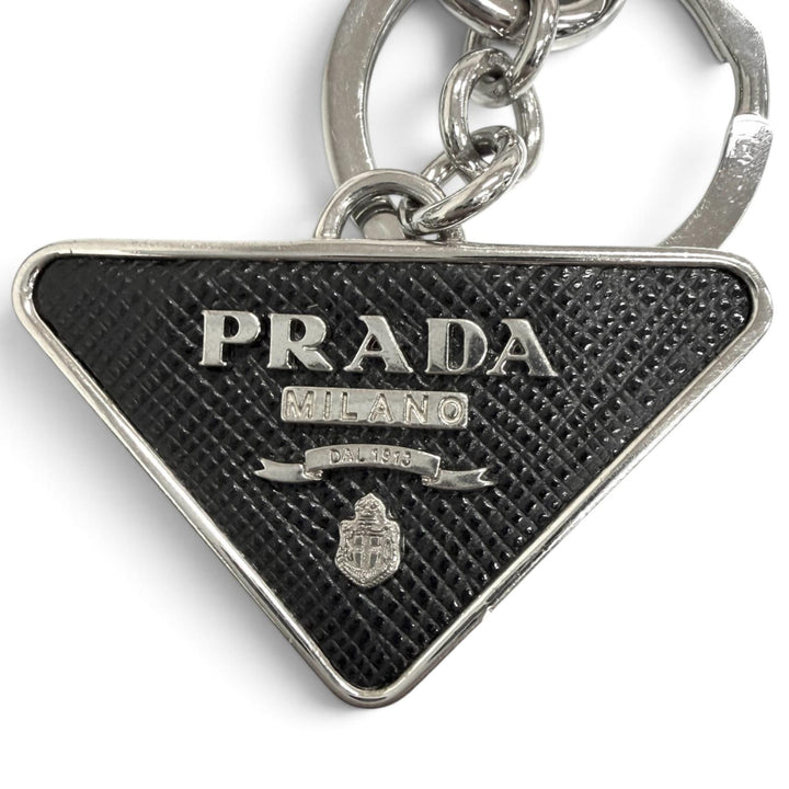 良品□PRADA プラダ トライアングルロゴ 三角プレート バッグチャーム キーホルダー シルバー ブラック メンズ レディース オススメ