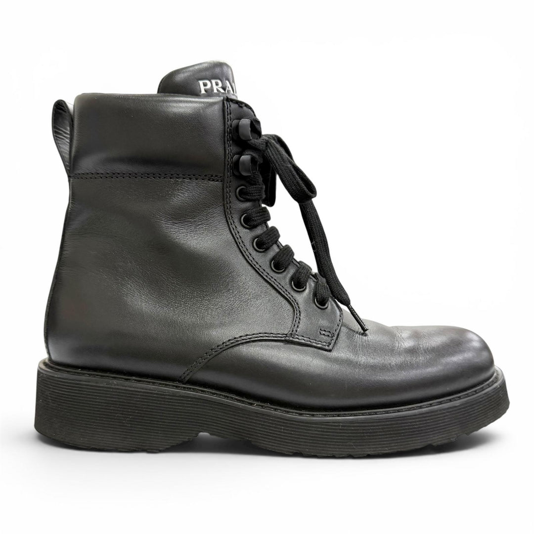 美品△PRADA プラダ 1T215N レザー ロゴ入り サイドジップ レースアップ レザー ショートブーツ アンクルブーツ ブラック 37.5 箱付き