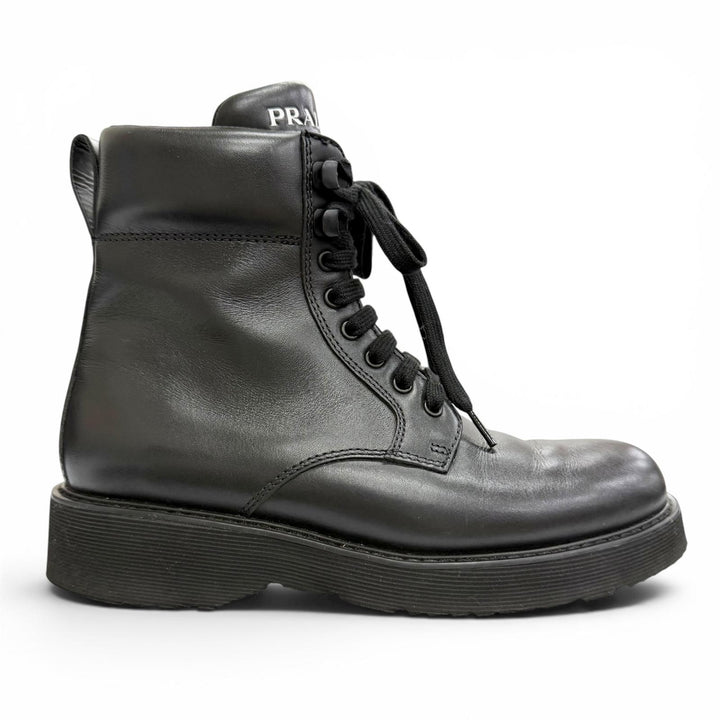 美品△PRADA プラダ 1T215N レザー ロゴ入り サイドジップ レースアップ レザー ショートブーツ アンクルブーツ ブラック 37.5 箱付き
