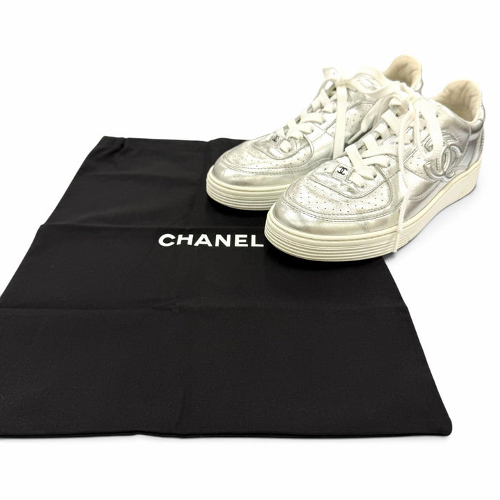 美品☆CHANEL シャネル G45079 ココマーク レースアップ レザー ローカットスニーカー シルバー 37 イタリア製 レディース 保存袋付き