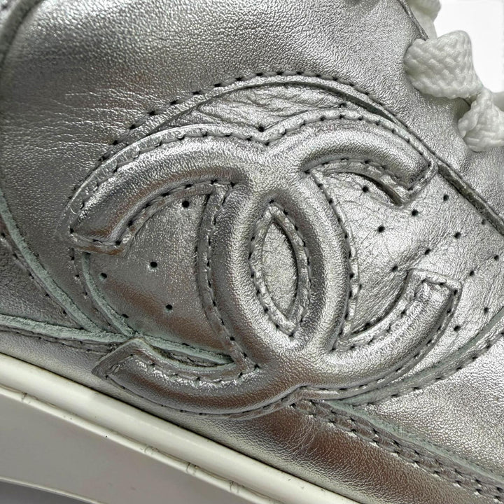 美品☆CHANEL シャネル G45079 ココマーク レースアップ レザー ローカットスニーカー シルバー 37 イタリア製 レディース 保存袋付き