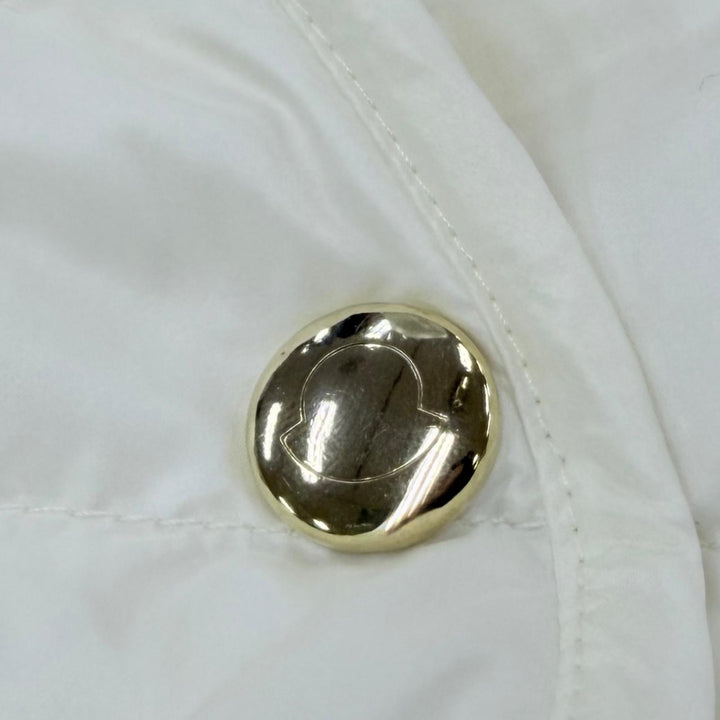 美品☆MONCLER モンクレール 24SS CAMICA ロゴワッペン付 軽量 ダウンベスト ホワイト 40 正規品 レディース