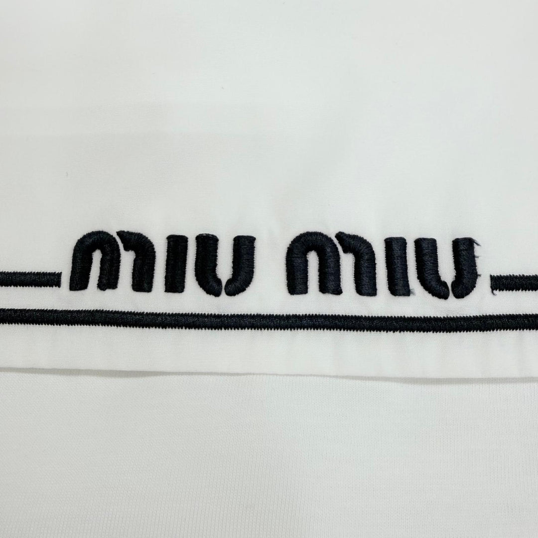 極美品☆MIUMIU ミュウミュウ 2022年製 MJN460 S231 11EC ロゴ刺繍 セーラーカラー トップス ホワイト M イタリア製 正規品 ガーメント付