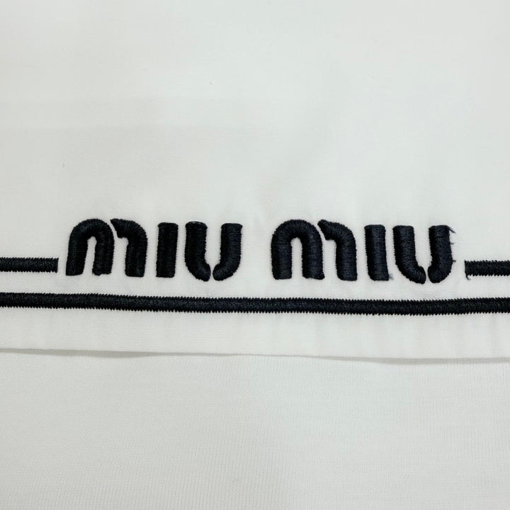 極美品☆MIUMIU ミュウミュウ 2022年製 MJN460 S231 11EC ロゴ刺繍 セーラーカラー トップス ホワイト M イタリア製 正規品 ガーメント付