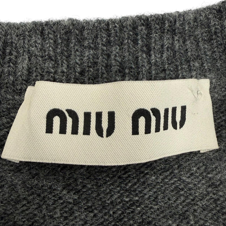 極美品☆MIUMIU ミュウミュウ 2024年製 DNA02T SOOO 13WS バージンウール ロゴ刺繍 クロップド丈 長袖 ニット カーディガン 38 正規品