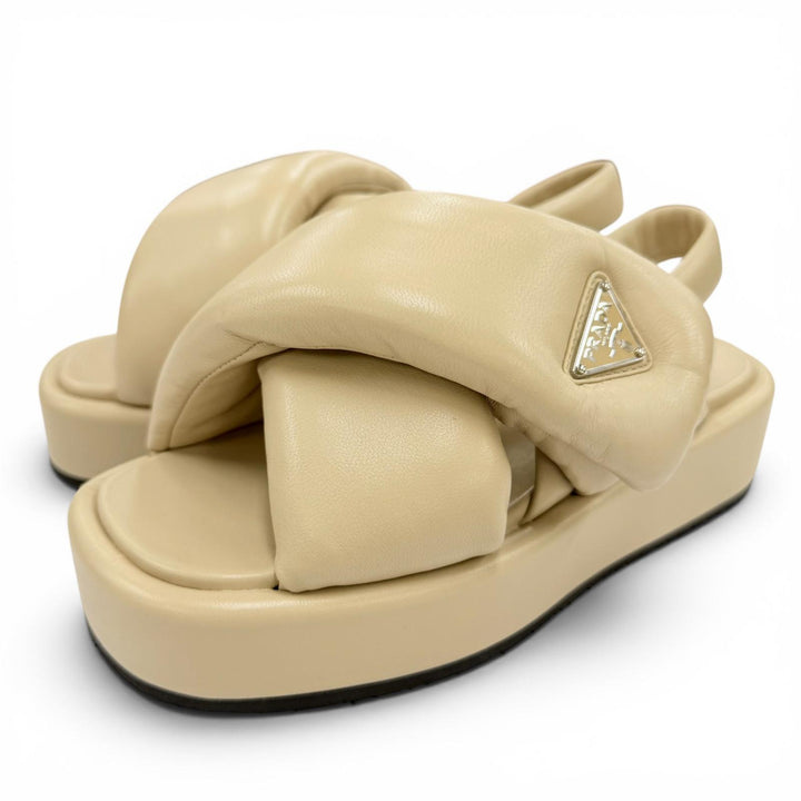 美品☆PRADA プラダ 1XZ758 トライアングルロゴ バックストラップ パデッドナッパレザー サンダル ベージュ 35 イタリア製 レディース