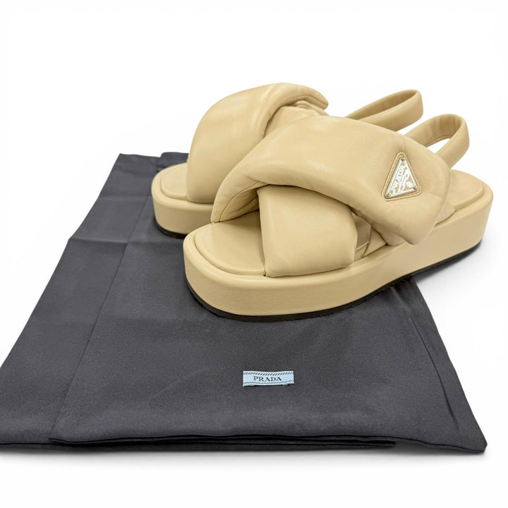 美品☆PRADA プラダ 1XZ758 トライアングルロゴ バックストラップ パデッドナッパレザー サンダル ベージュ 35 イタリア製 レディース