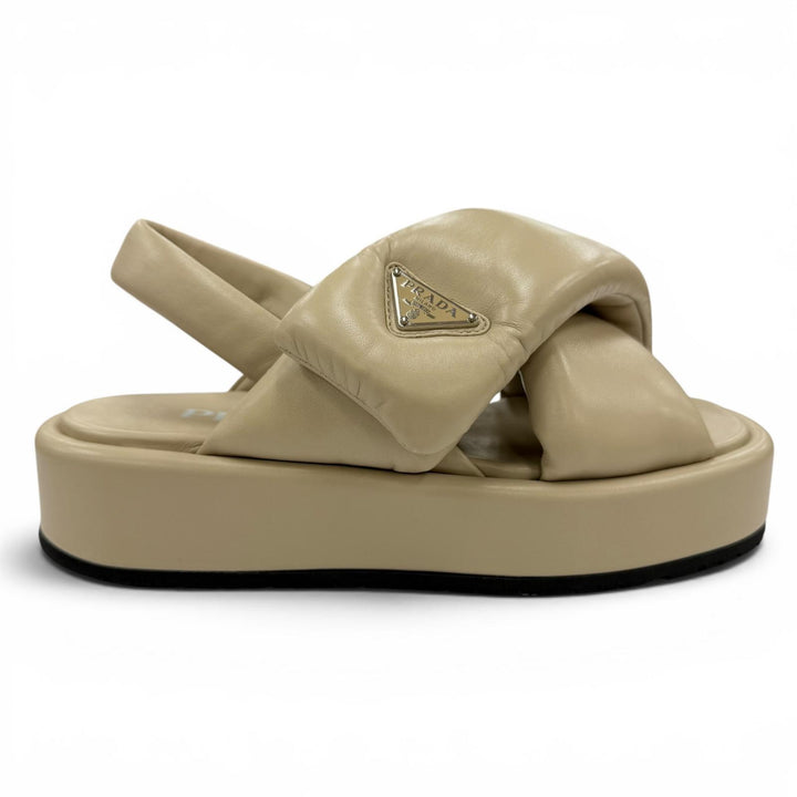 美品☆PRADA プラダ 1XZ758 トライアングルロゴ バックストラップ パデッドナッパレザー サンダル ベージュ 35 イタリア製 レディース