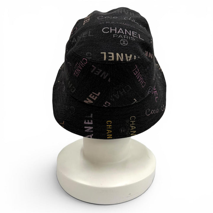 未使用品★CHANEL シャネル コットン100% クラッシャーデニム ココマーク ロゴデザイン 総柄 バケットハット ブラック マルチ M 正規品