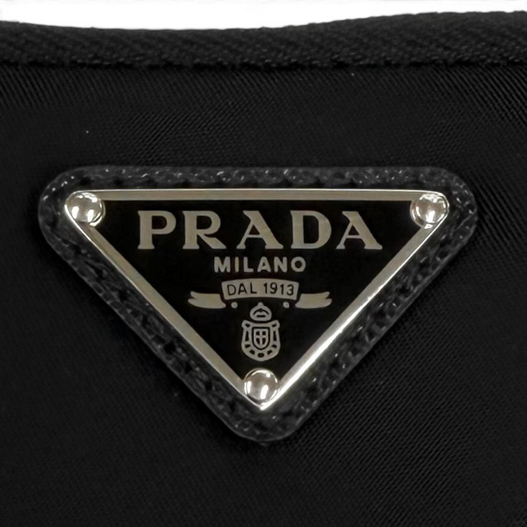 極美品★PRADA プラダ 2TT140 NERO Re Nylon トライアングルロゴ キーリング付 ポーチ シルバー金具 イタリア製 レディース 箱付き