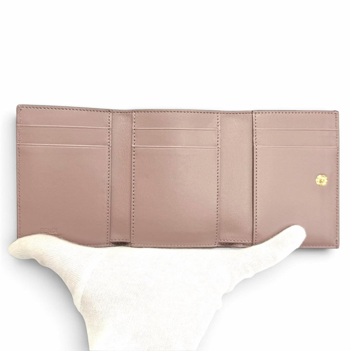極美品△FENDI フェンディ 8M0480 FFダイヤモンド レザー コンパクトウォレット 三つ折り財布 パープル系 ゴールド金具 箱・保存袋付き
