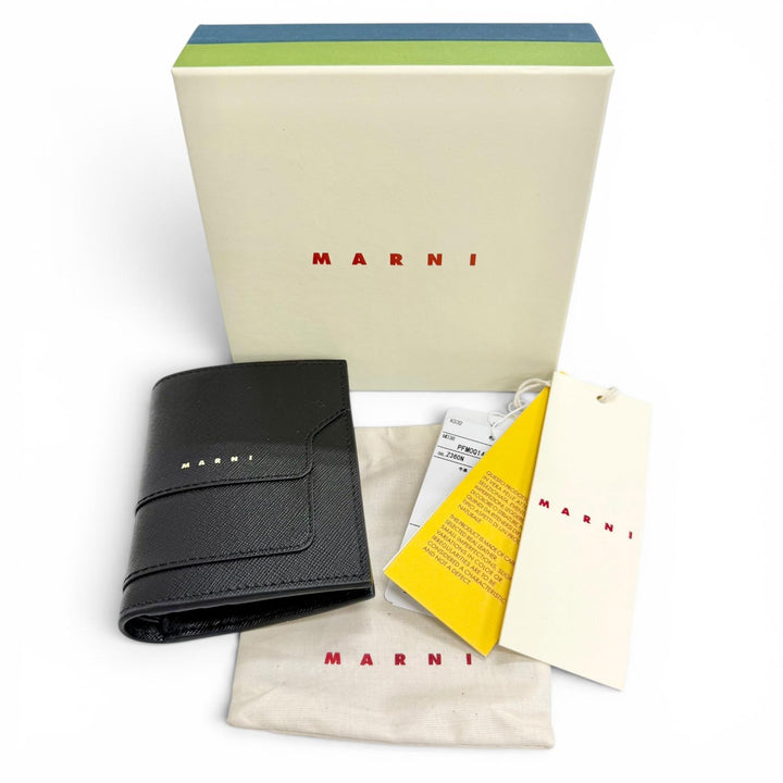 未使用品△MARNI マルニ PFMOQ14U07 サフィアーノ レザー ロゴ コンパクトウォレット 二つ折り財布 ブラック ゴールド金具 箱 保存袋付き