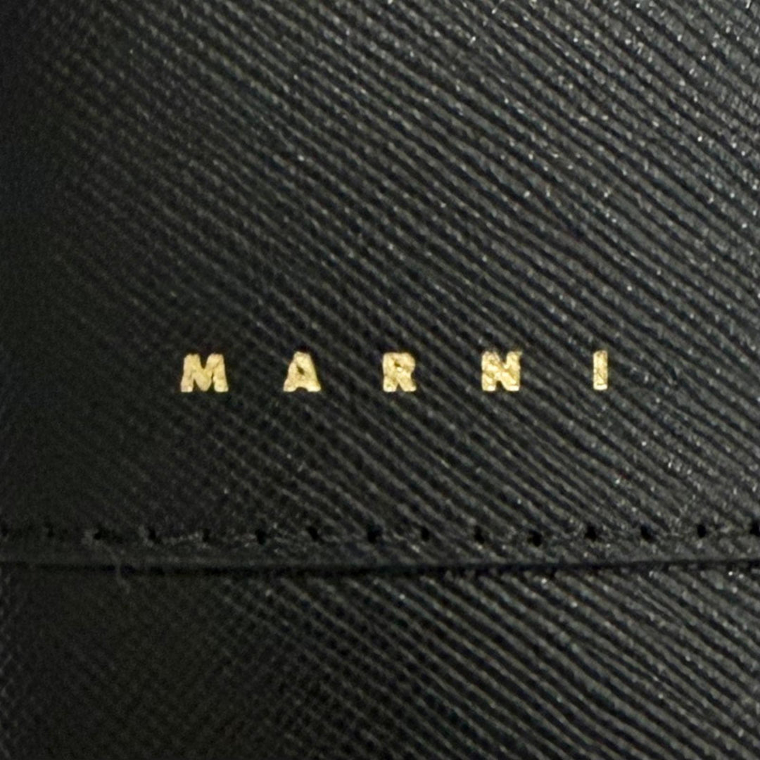 未使用品△MARNI マルニ PFMOQ14U07 サフィアーノ レザー ロゴ コンパクトウォレット 二つ折り財布 ブラック ゴールド金具 箱 保存袋付き