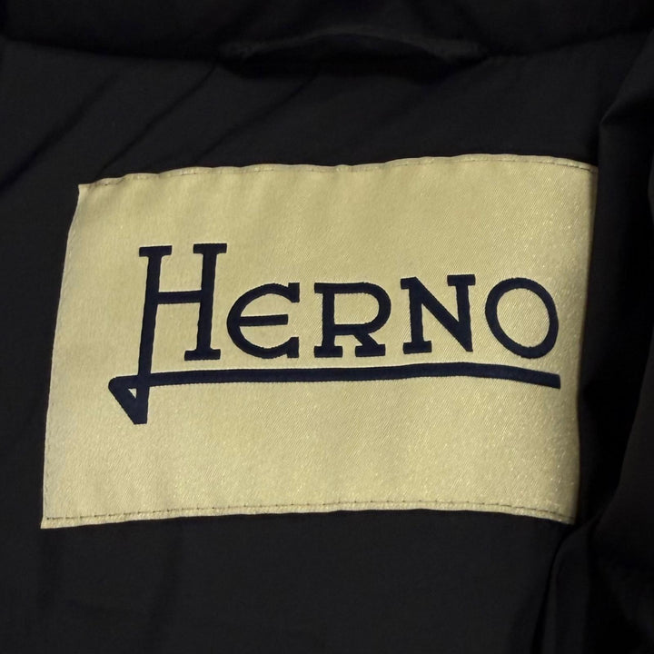 美品★Herno ヘルノ PI001796D 軽量 ロゴボタン ダウンコート ダウンジャケット ブラック 40 正規品 レディース ハンガー付き