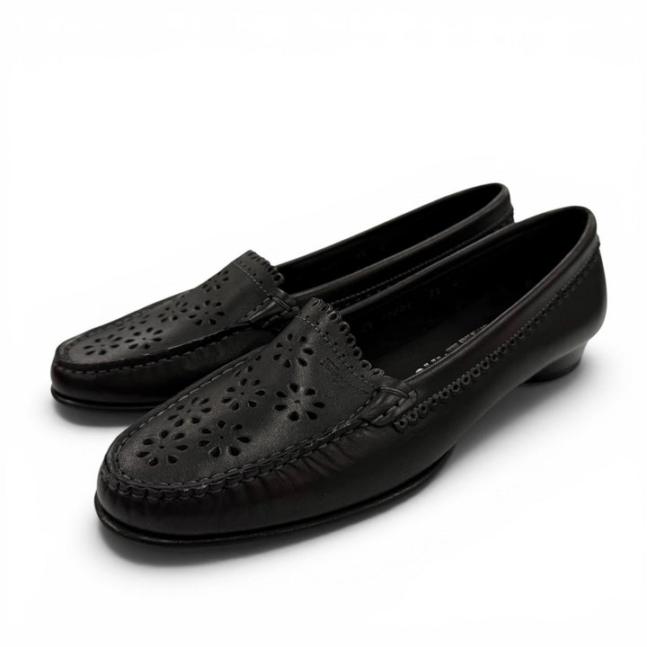 極美品☆Salvatore Ferragamo サルヴァトーレフェラガモ フラワーパンチング レザー フラット パンプス ブラック 7.5 イタリア製