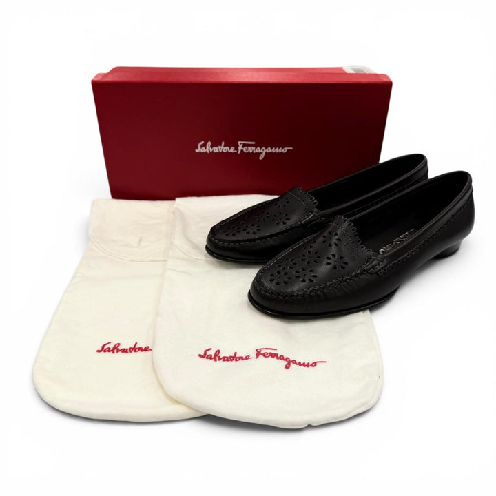 極美品☆Salvatore Ferragamo サルヴァトーレフェラガモ フラワーパンチング レザー フラット パンプス ブラック 7.5 イタリア製