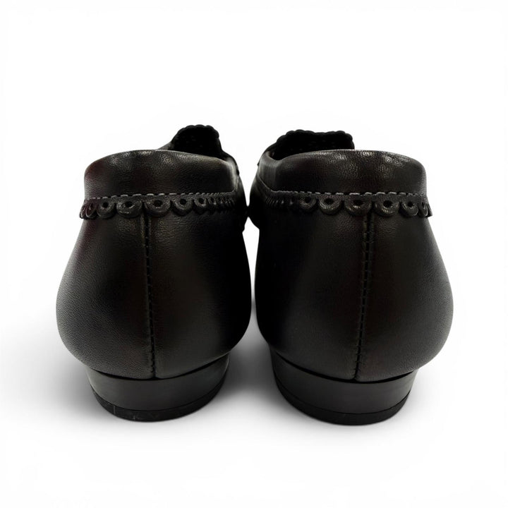 極美品☆Salvatore Ferragamo サルヴァトーレフェラガモ フラワーパンチング レザー フラット パンプス ブラック 7.5 イタリア製