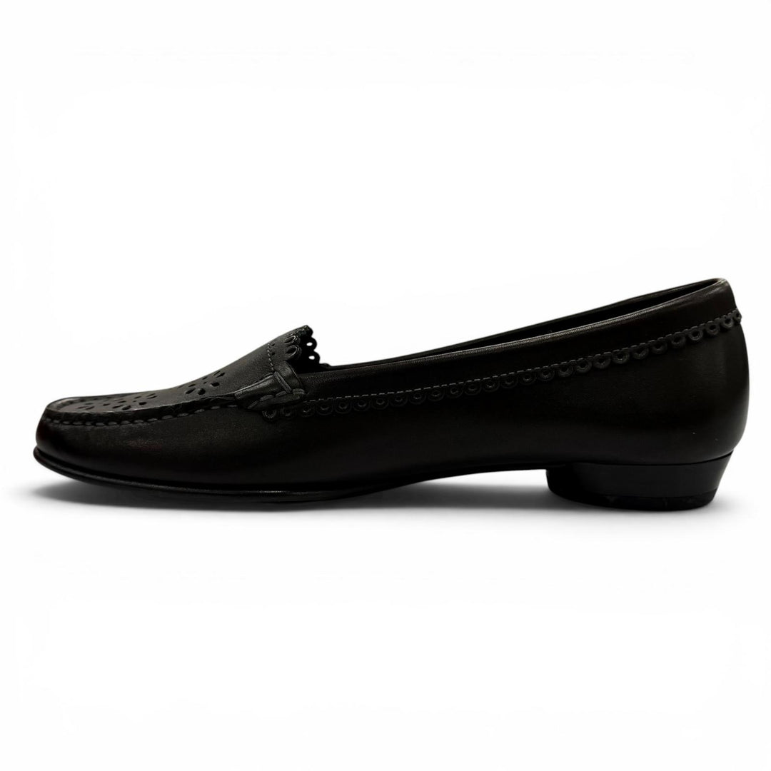 極美品☆Salvatore Ferragamo サルヴァトーレフェラガモ フラワーパンチング レザー フラット パンプス ブラック 7.5 イタリア製