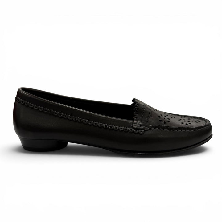 極美品☆Salvatore Ferragamo サルヴァトーレフェラガモ フラワーパンチング レザー フラット パンプス ブラック 7.5 イタリア製