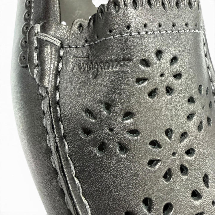極美品☆Salvatore Ferragamo サルヴァトーレフェラガモ フラワーパンチング レザー フラット パンプス ブラック 7.5 イタリア製