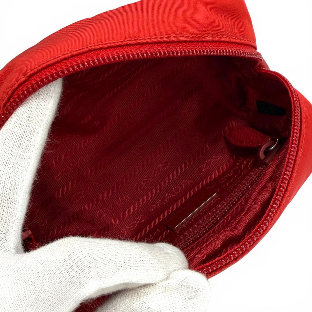 未使用品★PRADA プラダ 1NE175 VELA Re-Nylon ミニポーチ ROSSO トライアングルロゴプレート 化粧ポーチ イタリア製 レディース