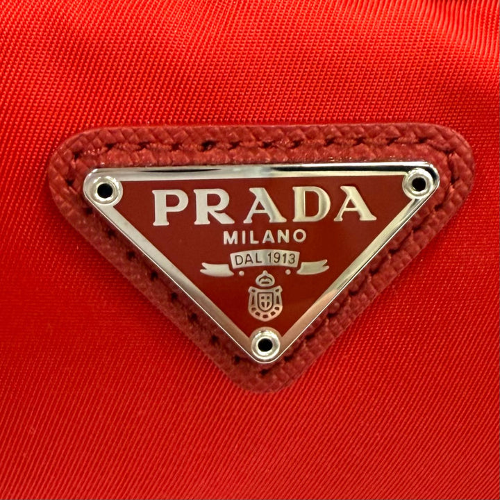 未使用品★PRADA プラダ 1NE175 VELA Re-Nylon ミニポーチ ROSSO トライアングルロゴプレート 化粧ポーチ イタリア製 レディース