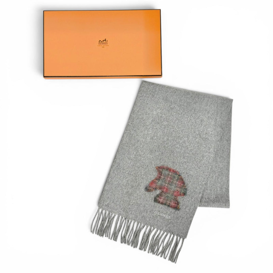 極美品△HERMES エルメス ハイランズ カシミヤ100％ タータンチェック 馬モチーフ ロゴ刺繍 フリンジ マフラー グレー イギリス製 箱付き