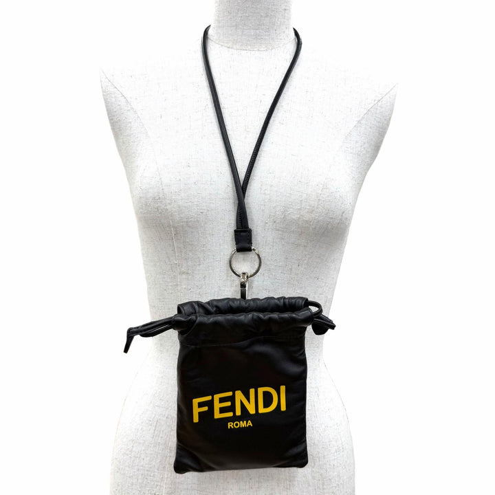 美品☆FENDI フェンディ 7AR898 ロゴ レザー スリムクラッチ ドローストリング フォンポーチ 携帯ケース ブラック イエロー 箱・保存袋付
