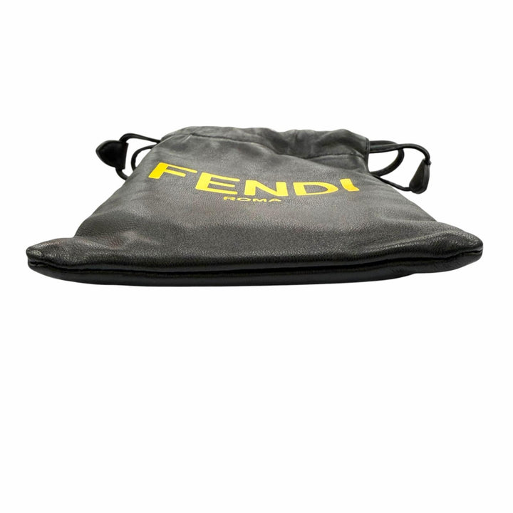 美品☆FENDI フェンディ 7AR898 ロゴ レザー スリムクラッチ ドローストリング フォンポーチ 携帯ケース ブラック イエロー 箱・保存袋付