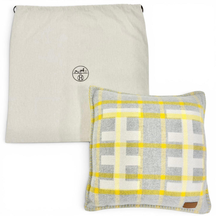 未使用品△HERMES エルメス エシェル クッション ウール100％ グリ スリ ロゴレザーパッチ H総柄 50×50cm グレー イエロー系 正規品