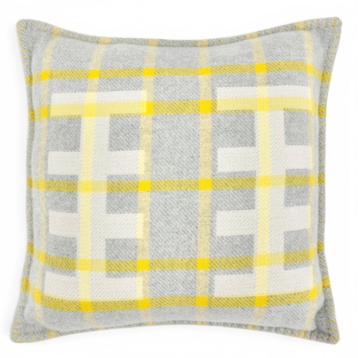 未使用品△HERMES エルメス エシェル クッション ウール100％ グリ スリ ロゴレザーパッチ H総柄 50×50cm グレー イエロー系 正規品