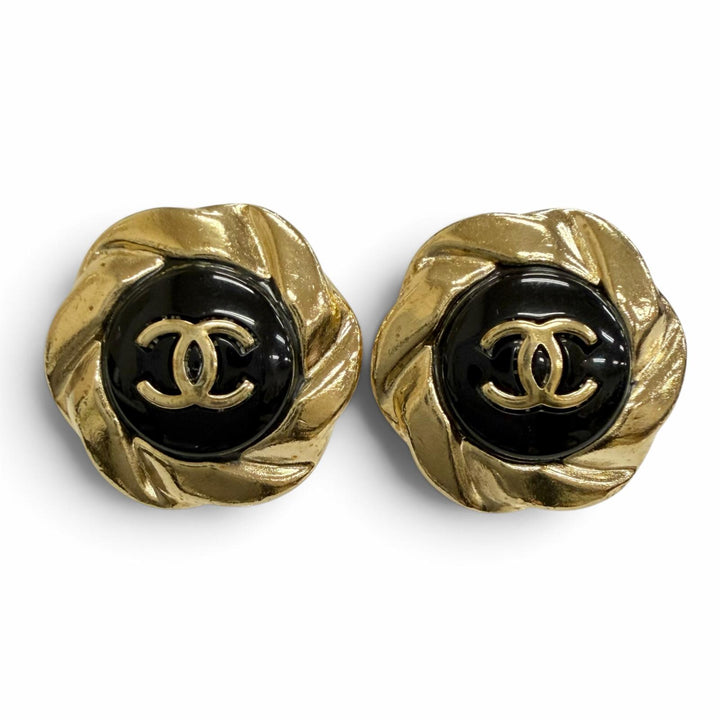 美品△CHANEL シャネル A22A AB8733 ココマーク ボタンモチーフ イヤリング アクセサリー クリップ 両耳用 ゴールド ブラック レディース
