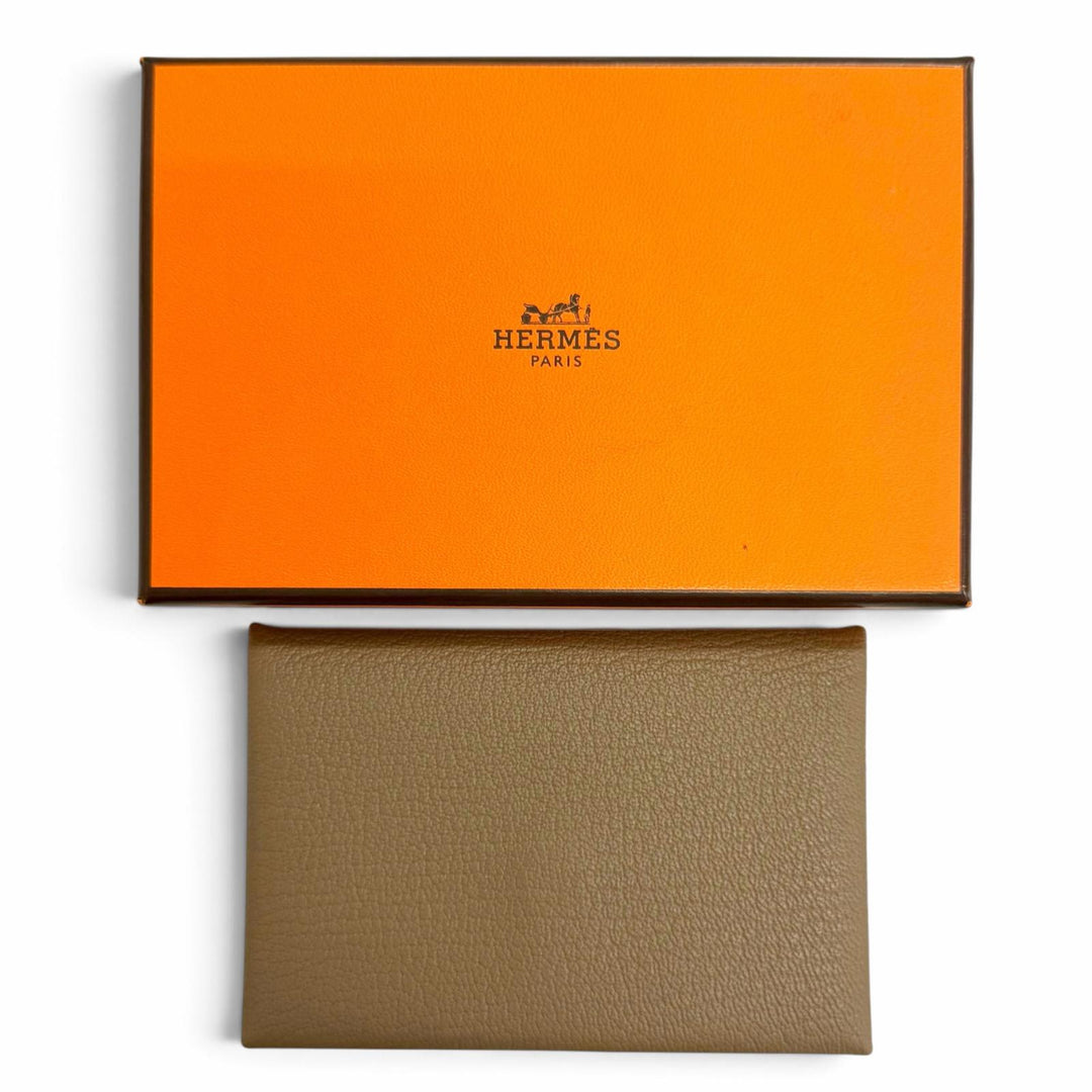 未使用品△HERMES エルメス カルヴィ シェーブル エトゥープ 二つ折り パスケース 名刺入れ カードケース K刻印 フランス製 箱付き