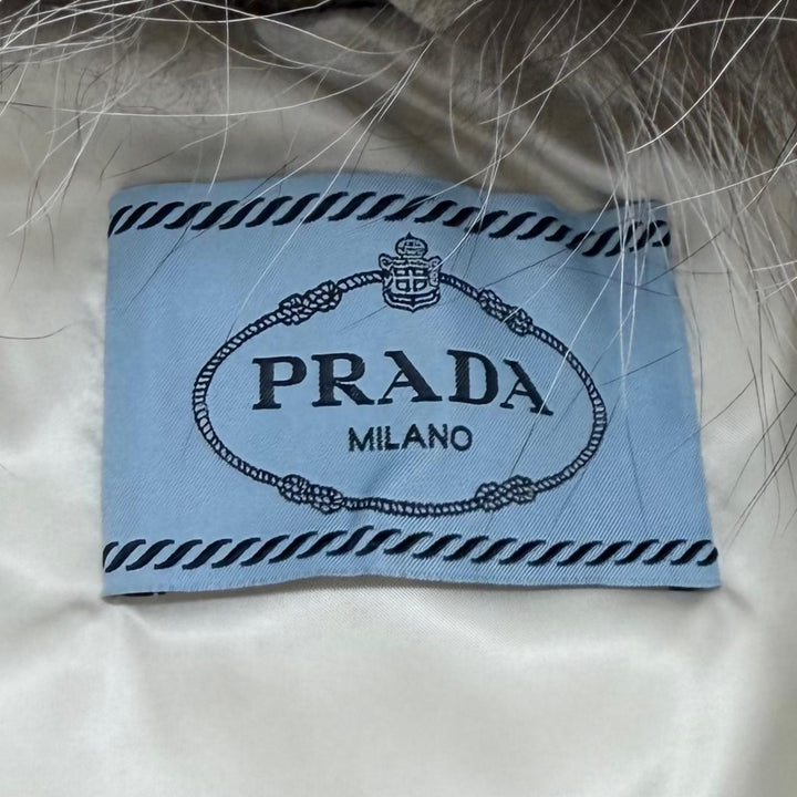極美品★PRADA プラダ 29X275 ロゴベルト付 フォックスファー レザー使い ZIP UP ダウンジャケット ダークグレー 40 正規品 レディース