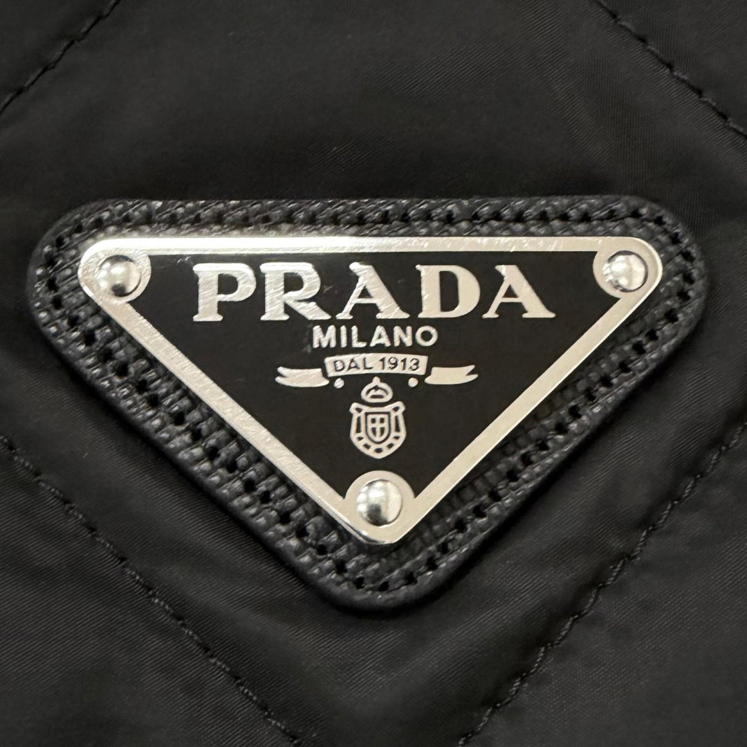 極美品□PRADA プラダ 2024年製 SGH053 トライアングルロゴプレート フーデッド キルティングジャケット ブラック 52 正規品 メンズ