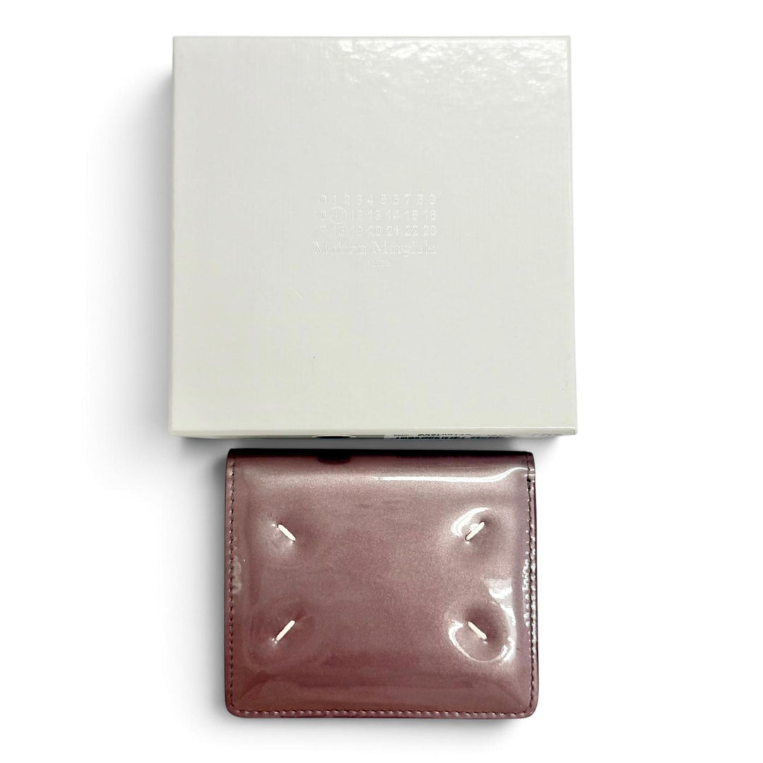 極美△Maison Margiela 11 メゾンマルジェラ11 S56UI0140 2026年 DUSTY PINK 4ステッチ パテントレザー コンパクトウォレット 二つ折財布