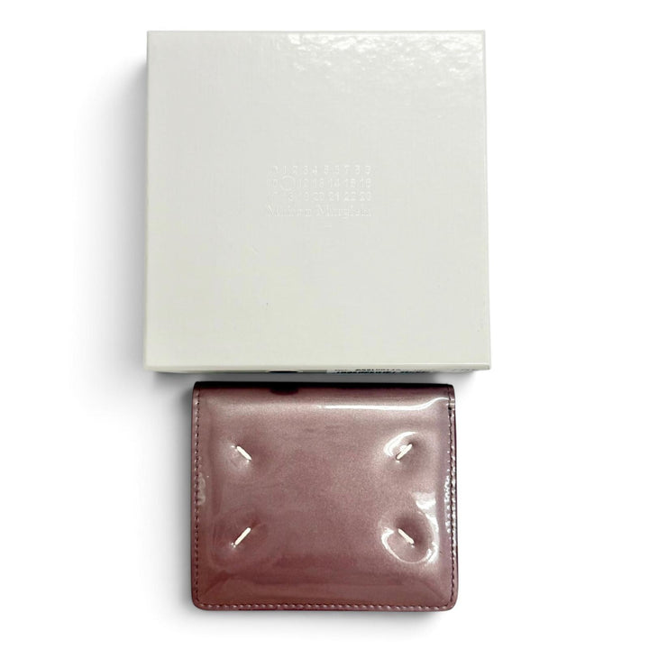 極美△Maison Margiela 11 メゾンマルジェラ11 S56UI0140 2026年 DUSTY PINK 4ステッチ パテントレザー コンパクトウォレット 二つ折財布