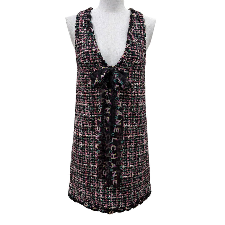 極美品☆CHANEL シャネル P60788 シルク使いロゴリボンタイ付 ツイード ノースリーブ ワンピース マルチカラー 34 イタリア製 レディース