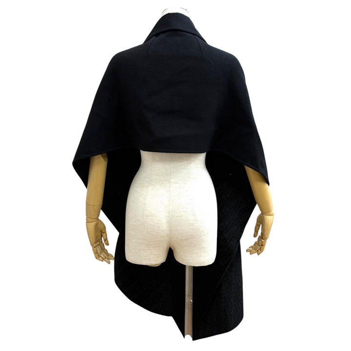 極美品★FENDI フェンディ FF6144A5HD 2025年製 DOUBLE WOOL CAPE ウール シルク混 裏地ズッカ ポンチョ ブラック 36 正規品 ハンガー付