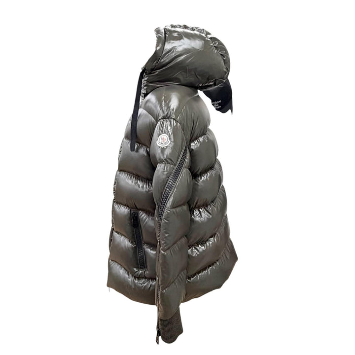 未使用品△MONCLER モンクレール D20934690905 LIRIOPE リリオペ ロゴワッペン ダウンジャケット カーキ 1 伊製 ガーメント ハンガー付き