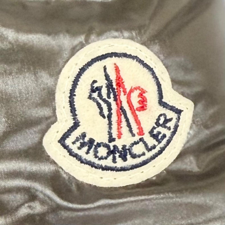 未使用品△MONCLER モンクレール D20934690905 LIRIOPE リリオペ ロゴワッペン ダウンジャケット カーキ 1 伊製 ガーメント ハンガー付き