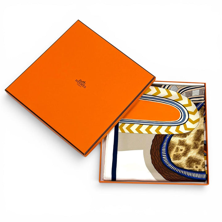 未使用品★HERMES エルメス カレ90 La Selle Imaginaire 空想の鞍 シルク100％ BLANC/BLEU/BRUN スカーフ フランス製 レディース 箱付き