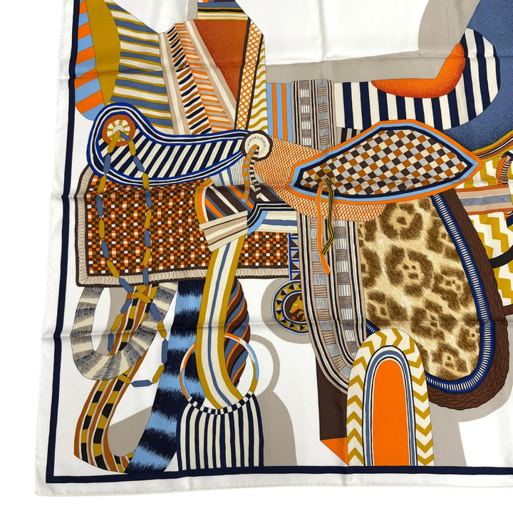 未使用品★HERMES エルメス カレ90 La Selle Imaginaire 空想の鞍 シルク100％ BLANC/BLEU/BRUN スカーフ フランス製 レディース 箱付き